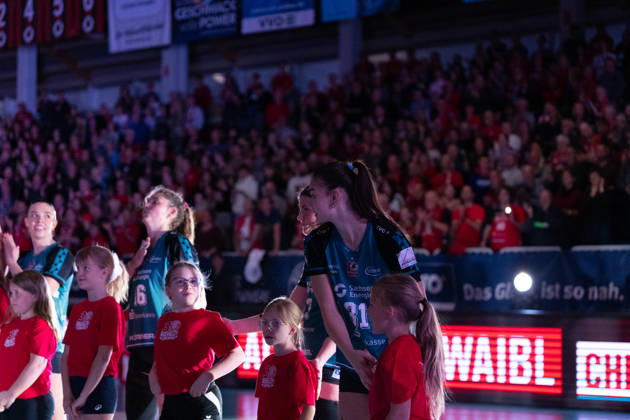 Pictured: Players entering the court—Florentine Rosemann 31, Dresdner SC 24, October 10, 2026; Dresdner SC Binder Blaubären vs. TSV Flacht; DEKRA 1 Bundesliga Women; Volleyball; Germany; Dresden; Cyberport Arena Copyright: HMBxMedia xEtiennexSchlick