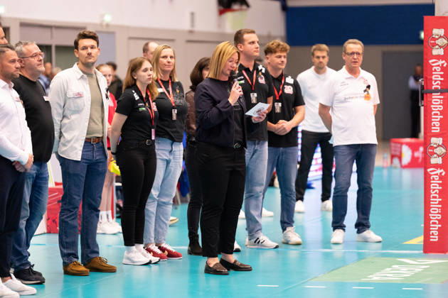 Pictured: Sandra Zimmermann pays tribute to the late Wolfgang Söllner. Dresdner SC, October 24, 2026; Dresdner SC Binder Blaubären vs. TSV Flacht; DEKRA 1 Bundesliga Women; Volleyball; Germany; Dresden; Cyberport Arena Copyright: HMBxMedia xEtiennexSchlick