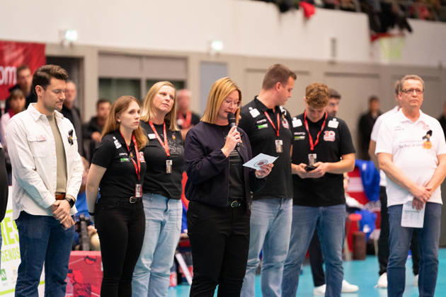 Pictured: Sandra Zimmermann pays tribute to the late Wolfgang Söllner. Dresdner SC, October 24, 2026; Dresdner SC Binder Blaubären vs. TSV Flacht; DEKRA 1 Bundesliga Women; Volleyball; Germany; Dresden; Cyberport Arena Copyright: HMBxMedia xEtiennexSchlick