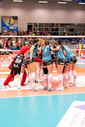 Pictured: Team huddle at the start of the game—Dresdner SC, October 24, 2026; Dresdner SC Binder Blaubären vs. TSV Flacht; DEKRA 1 Bundesliga Women; Volleyball; Germany; Dresden; Cyberport Arena Copyright: HMBxMedia xEtiennexSchlick