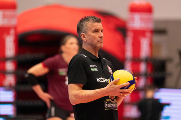 Pictured: Coach Alexander Waibl, Dresdner SC, October 24, 2026; Dresdner SC Binder Blaubären vs. TSV Flacht, DEKRA 1 Bundesliga Women, Volleyball, Germany, Dresden, Cyberport Arena Copyright: HMBxMedia xEtiennexSchlick