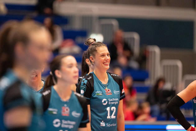 Pictured: Mette Marleen Pfeffer, 12, Dresdner SC, October 24, 2026; Dresdner SC Binder Blaubären vs. TSV Flacht, DEKRA 1 Bundesliga Women, Volleyball, Germany, Dresden, Cyberport Arena Copyright: HMBxMedia xEtiennexSchlick