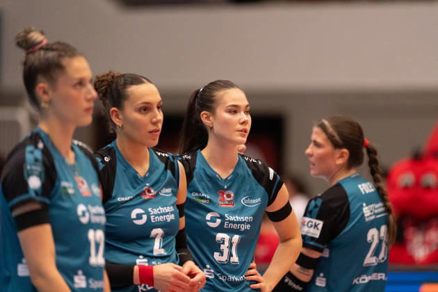 Pictured, from left: Mette Marleen Pfeffer 12, Dresdner SC; Raeven Chase 2, Dresdner SC; Florentine Rosemann 31, Dresdner SC; Mackenzie Foley 23, Dresdner SC; October 24, 2026, Dresdner SC Binder Blaubären TSV Flacht, DEKRA 1st Bundesliga Women, Volleyball, Germany, Dresden, Cyberport Arena Copyright: HMBxMedia xEtiennexSchlick