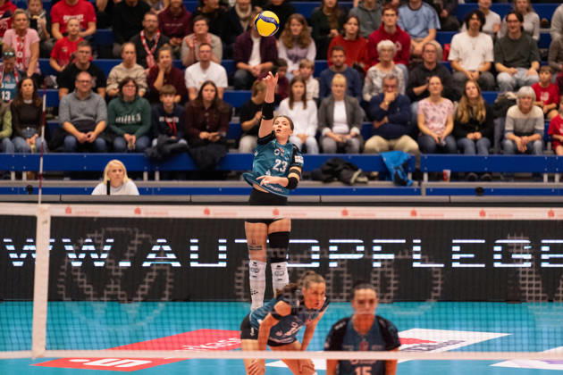 Pictured: Mackenzie Foley, 23, serving; Dresdner SC, October 24, 2026; Dresdner SC Binder Blaubären vs. TSV Flacht; DEKRA 1 Bundesliga Women; Volleyball; Germany; Dresden; Cyberport Arena Copyright: HMBxMedia xEtiennexSchlick
