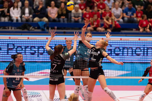 Pictured: Mette Marleen Pfeffer, 12, of Dresdner SC successfully blocks the ball on October 24, 2026; Dresdner SC Binder Blaubären vs. TSV Flacht, DEKRA 1 Bundesliga Women, Volleyball, Germany, Dresden, Cyberport Arena Copyright: HMBxMedia xEtiennexSchlick