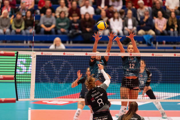 In the photo: Block by Maia Dvoracek 15, Dresdner SC, and Mette Marleen Pfeffer 12, Dresdner SC, October 24, 2026, Dresdner SC Binder Blaubären TSV Flacht, DEKRA 1st Bundesliga Women, Volleyball, Germany, Dresden, Cyberport Arena Copyright: HMBxMedia xEtiennexSchlick