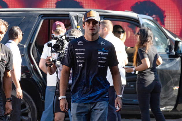 Spanish driver Carlos Sainz of Williams walks upon arrival at the Formula One United States Grand Prix at the Circuit of the Americas in Austin, Texas, USA, 24 October 2026. Formula One Grand Prix in the United States !ACHTUNG: NUR REDAKTIONELLE NUTZUNG!  Copyright: xCARLOSxRAMIREZx AME9230 20261024-55021782004_1
