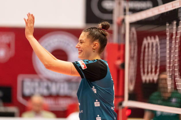 Pictured: Mette Marleen Pfeffer, 12, Dresdner SC, October 24, 2026; Dresdner SC Binder Blaubären vs. TSV Flacht, DEKRA 1 Bundesliga Women, Volleyball, Germany, Dresden, Cyberport Arena Copyright: HMBxMedia xEtiennexSchlick