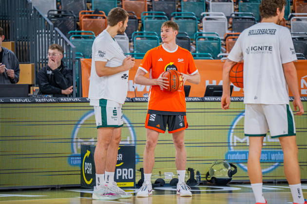 1 Basketball Bundesliga, easyCredit BBL, 2026–2027 Season, Men s Division, Regular Season, Matchday 6, October 24, 2026, RASTA Vechta vs. VET CONCEPT Gladiators Trier, Timo Lanmüller 77, RASTA Vechta in conversation with Moritz Krimmer 27, VET CONCEPT Gladiators Trier, Vechta, RASTA Dome, Lower Saxony, Germany