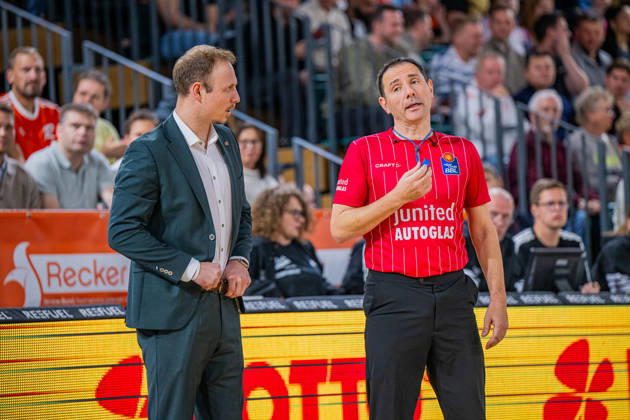1st Basketball Bundesliga, easyCredit BBL, 2026–2027 Season, Men’s Division, Regular Season, Matchday 6, October 24, 2026, RASTA Vechta vs. VET CONCEPT Gladiators Trier; Jacques Schneider, Head Coach of the VET CONCEPT Gladiators Trier, speaking with the referees at the RASTA Dome in Vechta, Lower Saxony, Germany