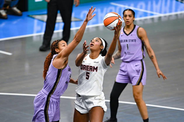 ATLANTA, GA - OCTOBER 24: Atlanta forward Angel Reese (5) drives to the basket during Game Four of the WNBA, Basketball Damen, USA finals between the Golden State Valkyries and the Atlanta Dream on October 24th, 2026 at State Farm Arena in Atlanta, GA. (Photo by Rich von Biberstein Icon Sportswire) WNBA: OCT 24 Finals Golden State Valkyries at Atlanta Dream EDITORIAL USE ONLY Icon261024001