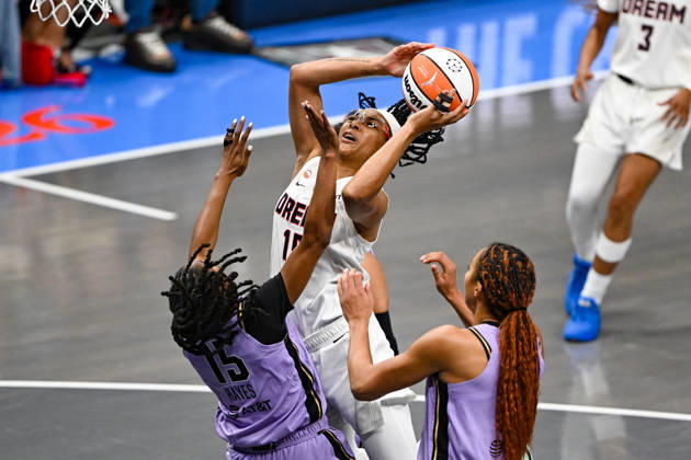ATLANTA, GA - OCTOBER 24: Atlanta guard Allisha Gray (15) drives to the basket during Game Four of the WNBA, Basketball Damen, USA finals between the Golden State Valkyries and the Atlanta Dream on October 24th, 2026 at State Farm Arena in Atlanta, GA. (Photo by Rich von Biberstein Icon Sportswire) WNBA: OCT 24 Finals Golden State Valkyries at Atlanta Dream EDITORIAL USE ONLY Icon261024006