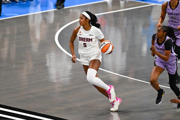 ATLANTA, GA - OCTOBER 24: Atlanta forward Angel Reese (5) dribbles during Game Four of the WNBA, Basketball Damen, USA finals between the Golden State Valkyries and the Atlanta Dream on October 24th, 2026 at State Farm Arena in Atlanta, GA. (Photo by Rich von Biberstein Icon Sportswire) WNBA: OCT 24 Finals Golden State Valkyries at Atlanta Dream EDITORIAL USE ONLY Icon261024007