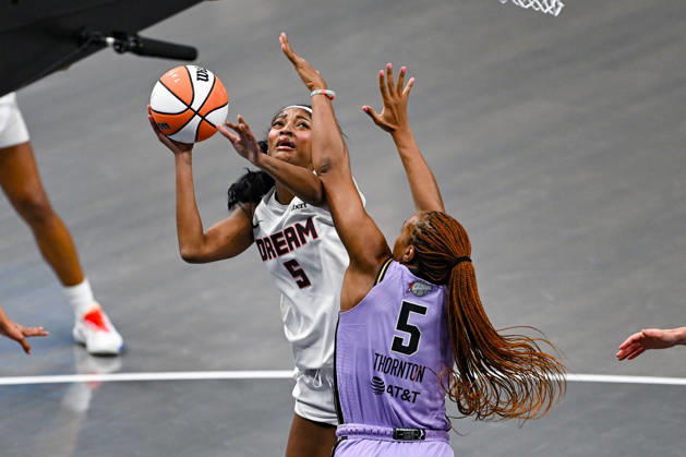 ATLANTA, GA - OCTOBER 24: Atlanta forward Angel Reese (5) drives to the basket during Game Four of the WNBA, Basketball Damen, USA finals between the Golden State Valkyries and the Atlanta Dream on October 24th, 2026 at State Farm Arena in Atlanta, GA. (Photo by Rich von Biberstein Icon Sportswire) WNBA: OCT 24 Finals Golden State Valkyries at Atlanta Dream EDITORIAL USE ONLY Icon261024011