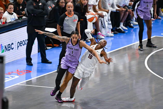 ATLANTA, GA - OCTOBER 24: Golden State forward Gabby Williams (1) and Atlanta guard Rhyne Howard (10) battle for a loose ball during Game Four of the WNBA, Basketball Damen, USA finals between the Golden State Valkyries and the Atlanta Dream on October 24th, 2026 at State Farm Arena in Atlanta, GA. (Photo by Rich von Biberstein Icon Sportswire) WNBA: OCT 24 Finals Golden State Valkyries at Atlanta Dream EDITORIAL USE ONLY Icon261024008