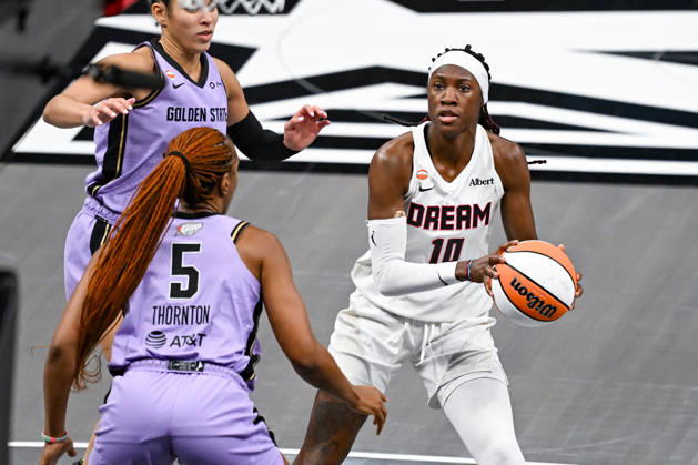 ATLANTA, GA - OCTOBER 24: Atlanta guard Rhyne Howard (10) looks to pass during Game Four of the WNBA, Basketball Damen, USA finals between the Golden State Valkyries and the Atlanta Dream on October 24th, 2026 at State Farm Arena in Atlanta, GA. (Photo by Rich von Biberstein Icon Sportswire) WNBA: OCT 24 Finals Golden State Valkyries at Atlanta Dream EDITORIAL USE ONLY Icon261024013