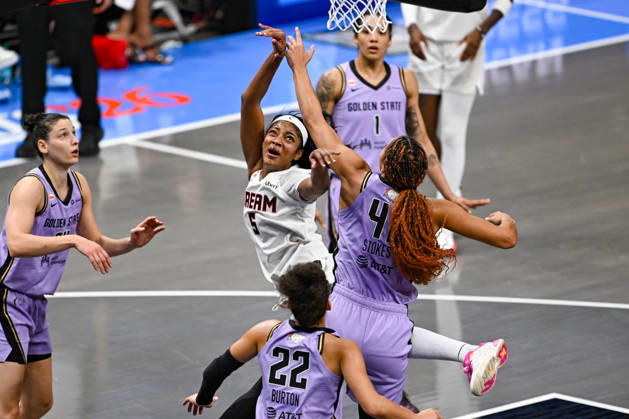 ATLANTA, GA - OCTOBER 24: Atlanta forward Angel Reese (5) drives to the basket during Game Four of the WNBA, Basketball Damen, USA finals between the Golden State Valkyries and the Atlanta Dream on October 24th, 2026 at State Farm Arena in Atlanta, GA. (Photo by Rich von Biberstein Icon Sportswire) WNBA: OCT 24 Finals Golden State Valkyries at Atlanta Dream EDITORIAL USE ONLY Icon261024016