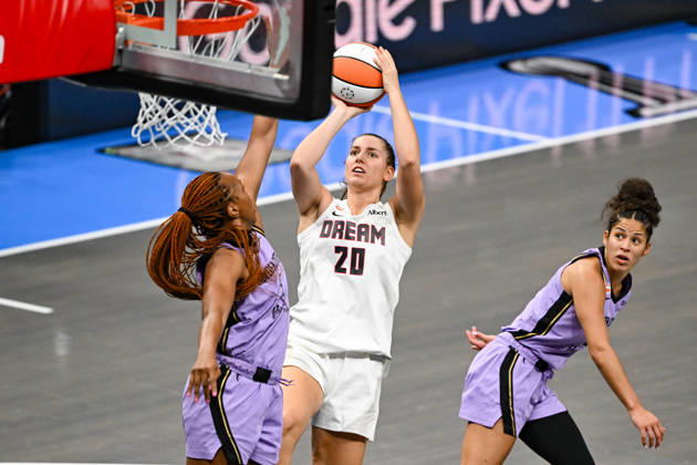 ATLANTA, GA - OCTOBER 24: Atlanta guard Isobel Borlase (20) shoots the ball during Game Four of the WNBA, Basketball Damen, USA finals between the Golden State Valkyries and the Atlanta Dream on October 24th, 2026 at State Farm Arena in Atlanta, GA. (Photo by Rich von Biberstein Icon Sportswire) WNBA: OCT 24 Finals Golden State Valkyries at Atlanta Dream EDITORIAL USE ONLY Icon261024018