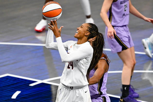 ATLANTA, GA - OCTOBER 24: Atlanta forward DeWanna Bonner (24) drives to the basket during Game Four of the WNBA, Basketball Damen, USA finals between the Golden State Valkyries and the Atlanta Dream on October 24th, 2026 at State Farm Arena in Atlanta, GA. (Photo by Rich von Biberstein Icon Sportswire) WNBA: OCT 24 Finals Golden State Valkyries at Atlanta Dream EDITORIAL USE ONLY Icon261024019