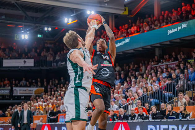 1st Basketball Bundesliga, easyCredit BBL, 2026–2027 Season, Men s Division, Regular Season, Matchday 6, October 24, 2026, RASTA Vechta vs. VET CONCEPT Gladiators Trier, Justin Edler Davis 10, RASTA Vechta taking a jump shot, Vechta RASTA Dome, Lower Saxony, Germany