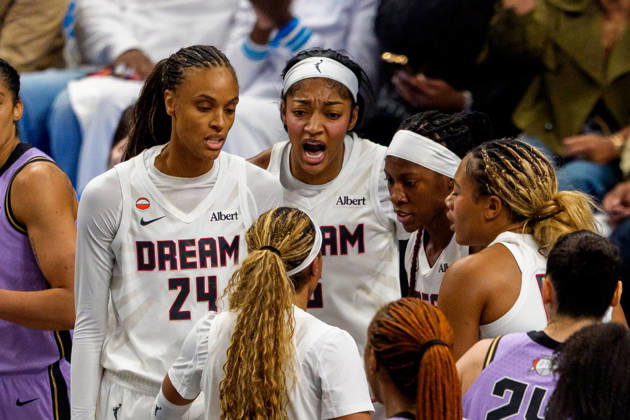 Golden State Valkyries v Atlanta Dream ATLANTA, GA - OCTOBER 24: DeWanna Bonner 24, Angel Reese 5, Rhyne Howard 10, Naz Hillmon 00 and Jordin Canada 3 of the Atlanta Dream huddle during a game four of the WNBA, Basketball Damen, USA Finals between Golden State Valkyries and Atlanta Dream at State Farm Arena on October 24, 2026 in Atlanta, Georgia. Atlanta State Farm Arena GA United States Copyright: xAndrewxJ.xClark ISIxPhotosx 10105