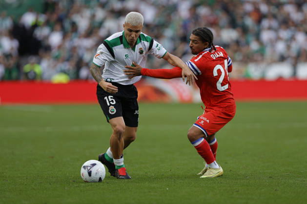 Real Racing Club de Santander v RCD Espanyol de Barcelona - LaLiga EA Sports 2026 27 Pablo Garcia of Racing de Santander competes for the ball with Tyrhys Dolan of R.C.D Espanyol during the LaLiga EA Sports match between Racing de Santander and R.C.D Espanyol at El Sardinero Stadium in Santander, Spain, on October 24, 2026. Santander Cantabria Spain  Copyright: xDavidxFernandezx originalFilename:fernandez-realraci261024_npg7I.jpg