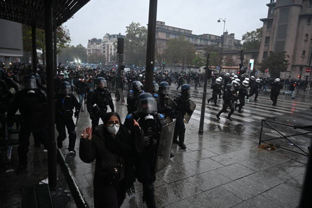 Police intervene in demonstrators amid ongoing protests in Paris PARIS, FRANCE - OCTOBER 24: Police clash with protesters with tear gas during a demonstration amid ongoing social and political tensions in Paris, France, on October 24, 2026. Mouneb Taim Anadolu Paris France. Editorial use only. Please get in touch for any other usage.  Copyright: x2026xAnadoluxMounebxTaimx