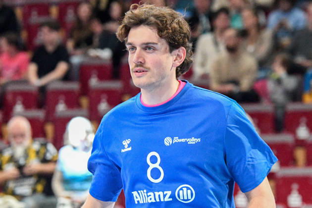 Robin Baghdady, Powervolleys Düren, No. 8 warming up, single frame, action, October 24, 2026, Düren, Germany, volleyball, Men s Bundesliga 1, regular season, SWD Powervolleys Düren vs. WWK Volleys Munich xmhx