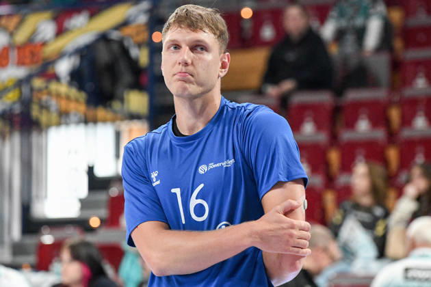 Robert Viiber, Powervolleys Düren, age 16, warming up, single frame, action, October 24, 2026, Düren, Germany, volleyball, Men s Bundesliga 1, regular season, SWD Powervolleys Düren vs. WWK Volleys Munich xmhx