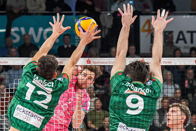 From left: Laurenz Welsch, WWK Volleys Munich, 12, Marcin Ernastowicz, Powervolleys Düren, 9, Alexej Zhbankov, WWK Volleys Munich, 9, at the net in a one-on-one battle, duel, tackle, dynamic, action, October 24, 2026, Düren, Germany, volleyball, Men’s Bundesliga 1, Regular Season, SWD Powervolleys Düren vs. WWK Volleys Munich xmhx