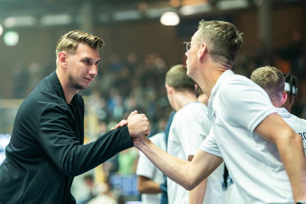 Florian Flabb of the Hakro Merlins Crailsheim, head coach, with team doctor Klaus Boehme before the game, GER, Hakro Merlins Crailsheim vs. Eisbären Bremerhaven, basketball, 2nd Basketball Bundesliga ProA, men s, Matchday 6, 2026–2027 season, October 24, 2026, GER, Hakro Merlins Crailsheim vs. Eisbären Bremerhaven, Basketball, 2nd Basketball Bundesliga ProA, Men, Matchday 6, 2026–2027 season, October 24, 2026, Ilshofen Copyright: xEibner-Pressefoto ChristianxLangx EP_CLG