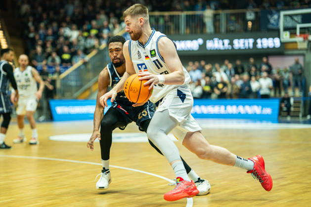 Luc van Slooten of the Hakro Merlins Crailsheim, No. 11, dribbling against Jeremiah Oden of the Eisbären Bremerhaven, No. 25, GER, Hakro Merlins Crailsheim vs. Eisbären Bremerhaven, Basketball, 2nd Basketball Bundesliga ProA, Men s, Matchday 6, 2026–2027 season, October 24, 2026, GER, Hakro Merlins Crailsheim vs. Eisbären Bremerhaven, Basketball, 2nd Basketball Bundesliga ProA, Men’s, Matchday 6, 2026–2027 season, October 24, 2026, Ilshofen Copyright: xEibner-Pressefoto ChristianxLangx EP_CLG