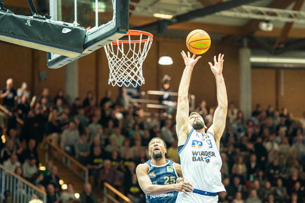 Hendrik Helge Drescher (Hakro Merlins Crailsheim, 09) prevails over Jeremiah Oden (Eisbaeren Bremerhaven, 25), GER, Hakro Merlins Crailsheim vs. Eisbaeren Bremerhaven, Basketball, 2nd Basketball Bundesliga ProA, Men s, Matchday 6, 2026–2027 season, October 24, 2026, GER, Hakro Merlins Crailsheim vs. Eisbären Bremerhaven, Basketball, 2nd Basketball Bundesliga ProA, Men’s, Matchday 6, 2026–2027 season, October 24, 2026, Ilshofen Copyright: xEibner-Pressefoto ChristianxLangx EP_CLG