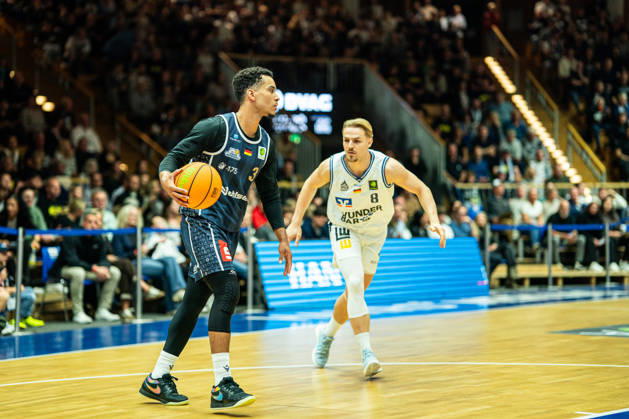 Garai Zeeb (Eisbaeren Bremerhaven), No. 3 with the ball; Lucas Mayer (Hakro Merlins Crailsheim), No. 8 in the background; GER; Hakro Merlins Crailsheim vs. Eisbaeren Bremerhaven; Basketball; 2nd Basketball Bundesliga ProA; Men s; Matchday 6, 2026–2027 season, October 24, 2026, GER, Hakro Merlins Crailsheim vs. Eisbären Bremerhaven, Basketball, 2nd Basketball Bundesliga ProA, Men’s, Matchday 6, 2026–2027 season, October 24, 2026, Ilshofen Copyright: xEibner-Pressefoto ChristianxLangx EP_CLG