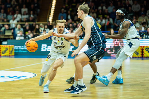 Lucas Mayer of the Hakro Merlins Crailsheim (No. 08) faces off against Lukas Stelmokas of the Eisbären Bremerhaven (No. 14), GER, Hakro Merlins Crailsheim vs. Eisbären Bremerhaven, Basketball, 2nd Basketball Bundesliga ProA, Men s, Matchday 6, 2026–2027 season, October 24, 2026, GER, Hakro Merlins Crailsheim vs. Eisbären Bremerhaven, Basketball, 2nd Basketball Bundesliga ProA, Men’s, Matchday 6, 2026–2027 season, October 24, 2026, Ilshofen Copyright: xEibner-Pressefoto ChristianxLangx EP_CLG