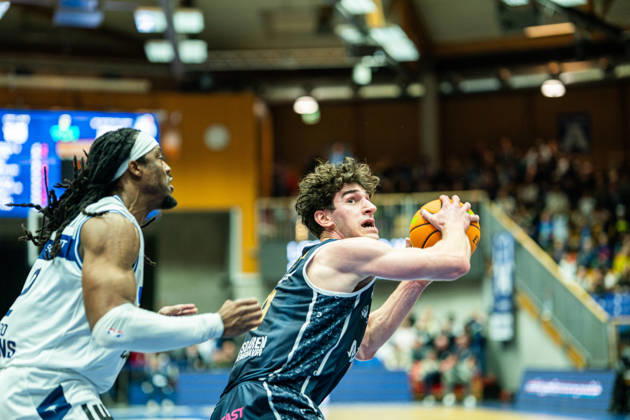 Dominic Parolin (Eisbaeren Bremerhaven), No. 9, facing off against Courtney Alexander (Hakro Merlins Crailsheim), No. 2, GER, Hakro Merlins Crailsheim vs. Eisbaeren Bremerhaven, Basketball, 2nd Basketball Bundesliga ProA, Men s, Matchday 6, 2026–2027 season, October 24, 2026, GER, Hakro Merlins Crailsheim vs. Eisbären Bremerhaven, Basketball, 2nd Basketball Bundesliga ProA, Men’s, Matchday 6, 2026–2027 season, October 24, 2026, Ilshofen Copyright: xEibner-Pressefoto ChristianxLangx EP_CLG