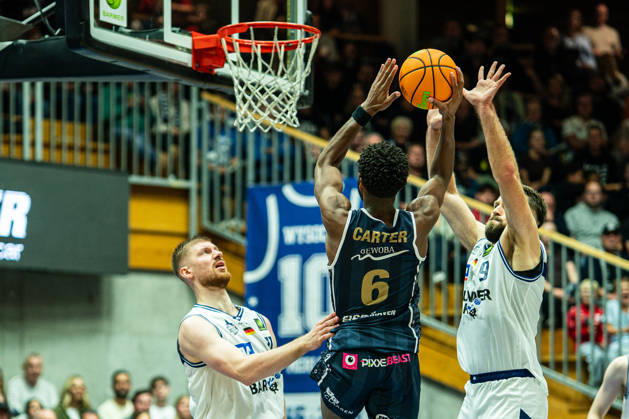 Carlos Deshawn Carter of Eisbaeren Bremerhaven, No. 06, prevails over Hendrik Helge Drescher of Hakro Merlins Crailsheim, No. 09, and Luc van Slooten of Hakro Merlins Crailsheim, No. 11, GER, Hakro Merlins Crailsheim vs. Eisbären Bremerhaven, Basketball, 2nd Basketball Bundesliga ProA, Men’s, Matchday 6, 2026–2027 Season, October 24, 2026, GER, Hakro Merlins Crailsheim vs. Eisbären Bremerhaven, Basketball, 2nd Basketball Bundesliga ProA, Men’s, Matchday 6, 2026–2027 Season, October 24, 2026, Ilshofen Copyright: xEibner-Pressefoto ChristianxLangx EP_CLG