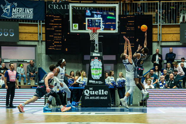 Carlos Deshawn Carter (Eisbaeren Bremerhaven), No. 06, facing off against Hendrik Helge Drescher (Hakro Merlins Crailsheim), No. 09, GER, Hakro Merlins Crailsheim vs. Eisbaeren Bremerhaven, Basketball, 2nd Basketball Bundesliga ProA, Men s, Matchday 6, 2026–2027 season, October 24, 2026, GER, Hakro Merlins Crailsheim vs. Eisbären Bremerhaven, Basketball, 2nd Basketball Bundesliga ProA, Men’s, Matchday 6, 2026–2027 season, October 24, 2026, Ilshofen Copyright: xEibner-Pressefoto ChristianxLangx EP_CLG