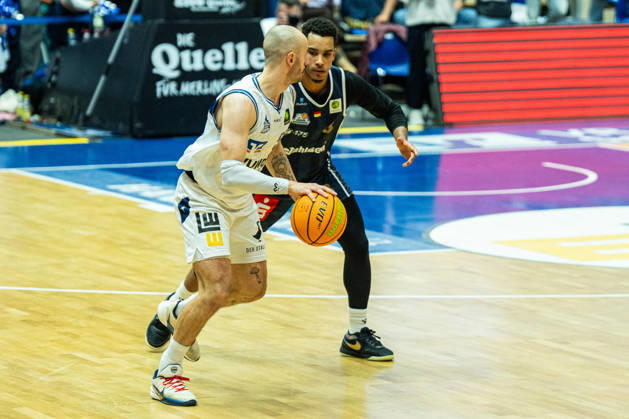 Simon Krajcovic (Hakro Merlins Crailsheim), 55, goes head-to-head with Garai Zeeb (Eisbaeren Bremerhaven), 03 GER, Hakro Merlins Crailsheim vs. Eisbaeren Bremerhaven, Basketball, 2 Basketball Bundesliga ProA, Men s, Matchday 6, 2026–2027 season, October 24, 2026 GER, Hakro Merlins Crailsheim vs. Eisbären Bremerhaven, Basketball, 2nd Basketball Bundesliga ProA, Men’s, Matchday 6, 2026–2027 season, October 24, 2026, Ilshofen Copyright: xEibner-Pressefoto ChristianxLangx EP_CLG