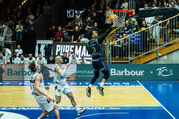Garai Zeeb of Eisbaeren Bremerhaven, No. 3, breaks through a defense of several Hakro Merlins Crailsheim players, GER, Hakro Merlins Crailsheim vs. Eisbaeren Bremerhaven, Basketball, 2nd Basketball Bundesliga ProA, Men s, Matchday 6, 2026–2027 season, October 24, 2026, GER, Hakro Merlins Crailsheim vs. Eisbären Bremerhaven, Basketball, 2nd Basketball Bundesliga ProA, Men’s, Matchday 6, 2026–2027 season, October 24, 2026, Ilshofen Copyright: xEibner-Pressefoto ChristianxLangx EP_CLG