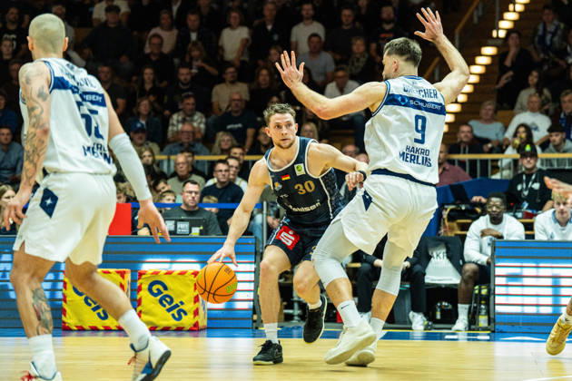 Vincent Friederici (Eisbaeren Bremerhaven, 30) defeats Hendrik Helge Drescher (Hakro Merlins Crailsheim, 09), GER, Hakro Merlins Crailsheim vs. Eisbaeren Bremerhaven, Basketball, 2 Basketball Bundesliga ProA, Men s, Matchday 6, 2026–2027 season, October 24, 2026, GER, Hakro Merlins Crailsheim vs. Eisbaeren Bremerhaven, Basketball, 2nd Basketball Bundesliga ProA, Men’s, Matchday 6, 2026–2027 season, October 24, 2026, Ilshofen Copyright: xEibner-Pressefoto ChristianxLangx EP_CLG