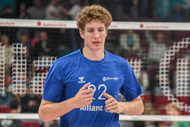 Paul Nusterer, Powervolleys Düren, age 22, warming up; single frame; action; October 24, 2026; Düren, Germany; volleyball; Men s Bundesliga 1; regular season; SWD Powervolleys Düren vs. WWK Volleys Munich xmhx