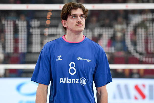 Robin Baghdady, Powervolleys Düren, No. 8 warming up, single frame, action, October 24, 2026, Düren, Germany, volleyball, Men s Bundesliga 1, regular season, SWD Powervolleys Düren vs. WWK Volleys Munich xmhx