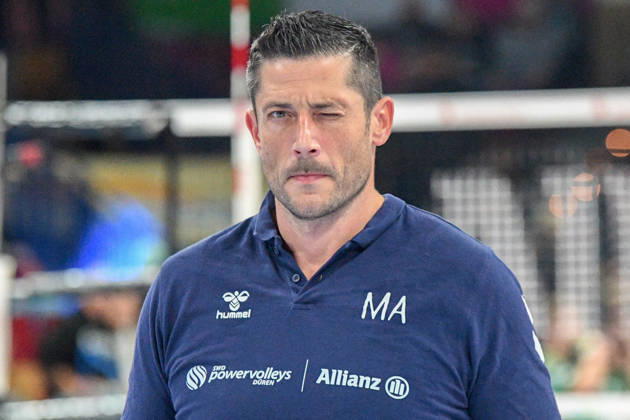 Michael Andrei, athletic trainer for the Powervolleys Düren, winks; single frame, action shot, October 24, 2026, Düren, Germany; volleyball; Men s Bundesliga 1; regular season; SWD Powervolleys Düren vs. WWK Volleys Munich xmhx