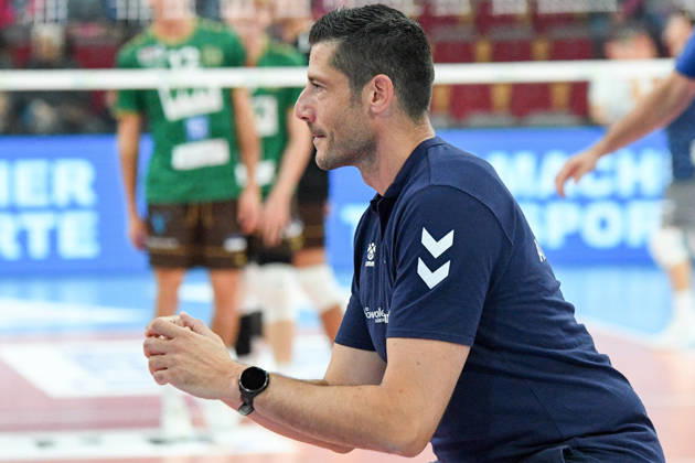 Michael Andrei, athletic trainer for the Powervolleys Düren, during warm-ups; single frame; action; October 24, 2026; Düren, Germany; volleyball; Men s Bundesliga 1; regular season; SWD Powervolleys Düren vs. WWK Volleys Munich xmhx