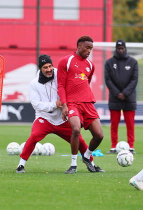 RB Leipzig Training, Bundesliga, Leipzig, October 25, 2026, RBL Academy Training Center, Soccer, Bundesliga, RB Leipzig Training, Pictured from left: Assistant Coach Jan Zimmermann (RB Leipzig) and Abdoul Kone 2 (RB Leipzig), Picture Point