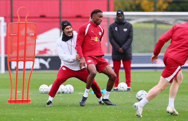 RB Leipzig Training, Bundesliga, Leipzig, October 25, 2026, RBL Academy Training Center, Soccer, Bundesliga, RB Leipzig Training, Pictured from left: Assistant Coach Jan Zimmermann (RB Leipzig) and Abdoul Kone 2 (RB Leipzig), Picture Point