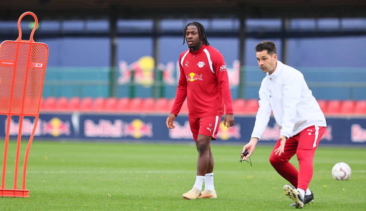 RB Leipzig Training, Bundesliga, Leipzig, October 25, 2026, RBL Academy Training Center, Soccer, Bundesliga, RB Leipzig Training, Pictured from left: Johan Bakayoko 11, RB Leipzig, and Assistant Coach Thomas Stefan Buck, RB Leipzig, Picture Point