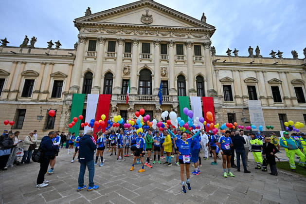 TRACK AND FIELD - Marathon - 40th Venice Marathon 2026 Photo by IPA ABACAPRESS.COM90160975 - The Pacer of the Venice Marathon during the 40th Venice Marathon in 2026, a marathon race in Venice, Italy, on October 25, 2026 Venice Italy  Copyright: xIPAxSport ABACAx