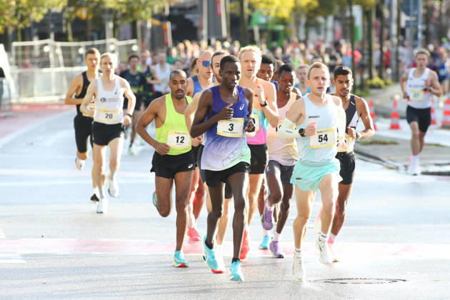 32nd Edition of the Hella Hamburg Half Marathon: Nearly 21,000 runners completed the course on Sunday. The leading pack, led by James KIPKURUI, No. 3, on the Reeperbahn in St. Pauli, Hamburg